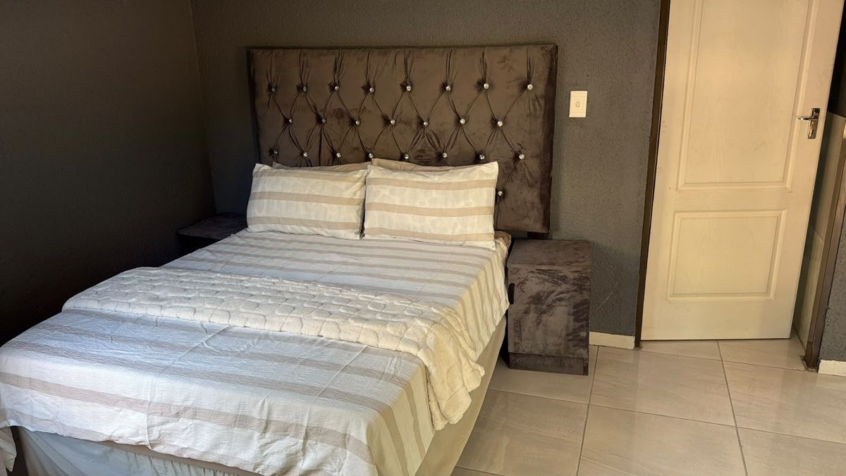 Queen room