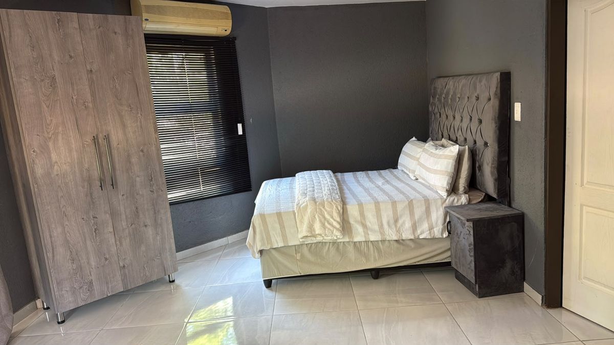 Queen room with built-in wardrobe